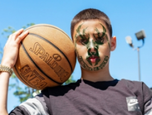 涂鸦效果，给篮球少年制作篮球场上的脸部涂鸦效果
