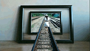 出屏效果，合成人沿着铁路走进画框