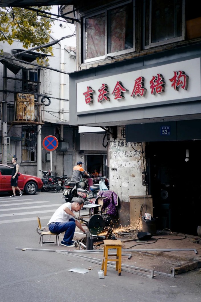 扫街照片，调出人文色调的扫街照片_www.xiutujiang.com