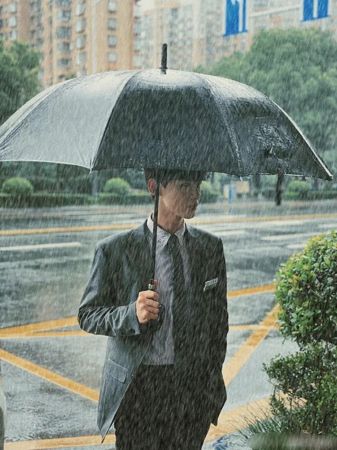 雨中的男人撑伞图片